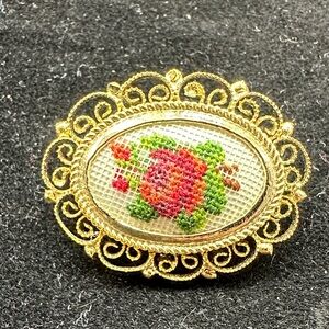 276- Vtge Petit brooch hand-embroidered red rose in a gold-tone filigree frame